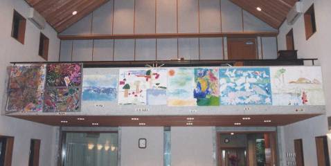 礼拝堂ギャラリー前に展示された7枚の絵